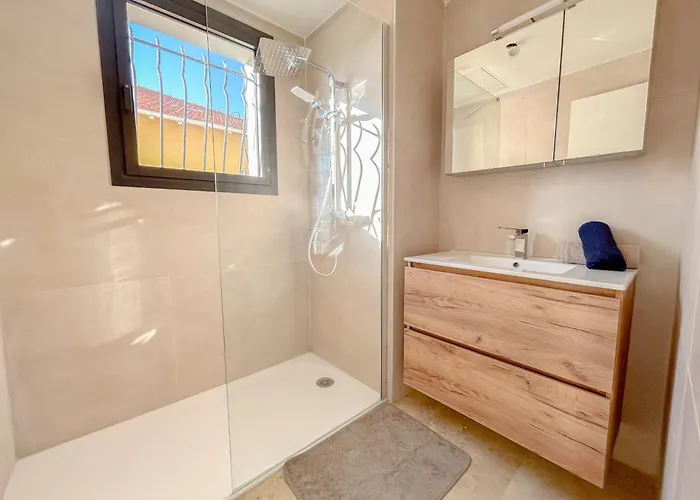 Apartamento Climatisée Deux Terrasse Parking, Raphael *